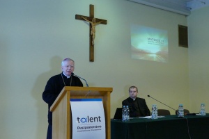 arcybiskup jędraszewski podczas konferencji naukowej poświęconej pamięci księdza marka leśniaka